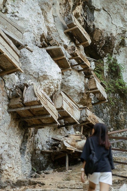 年轻的亚洲妇女探索古代吊葬遗址Kete Kesu Toraja